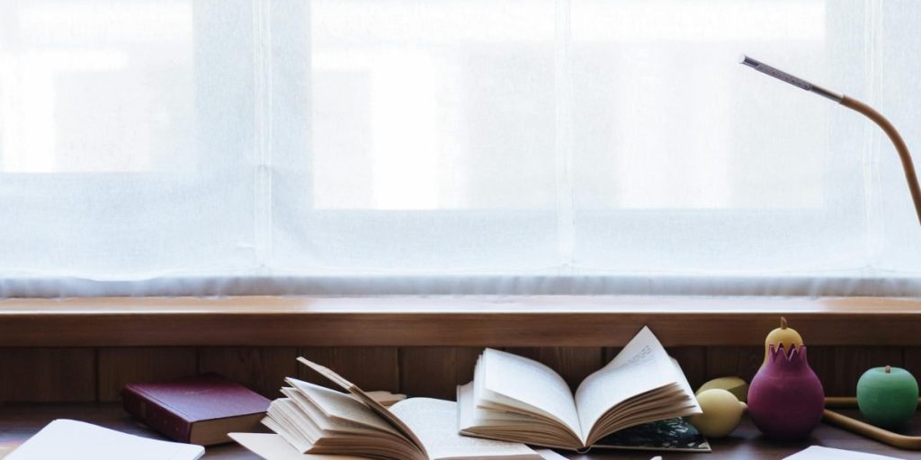 This article maps the literary fingerprints of authors who blend humor, storytelling, and ideas to create entertaining reading. Using Malcolm Gladwell as a cent...