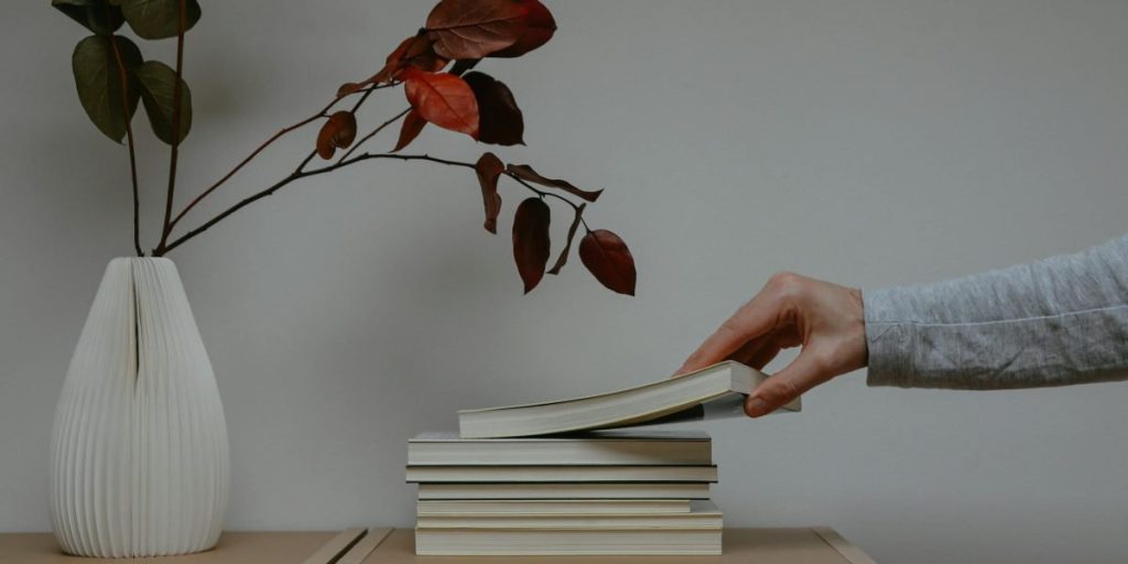 This article explains the complete reading order for Stephenie Meyer's Twilight saga, including the four main novels, companion books, the Bree Tanner novella,...