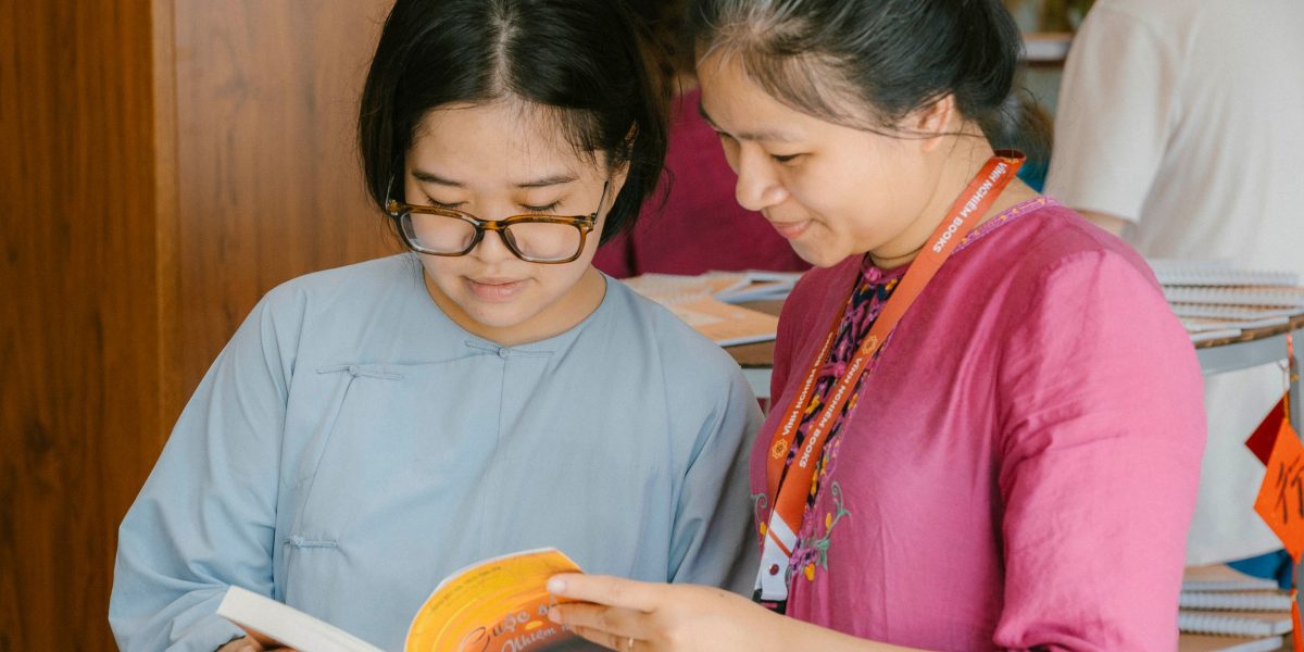 Friends enthusiastically discussing and recommending books, highlighting shared reading experiences.